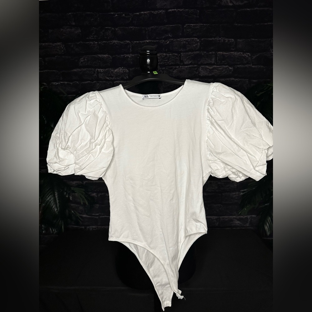 Zara white bodysuit top. Size M but for perfect to a small size